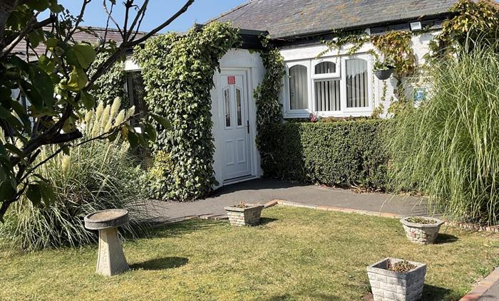 A lovely 5 bed bungalow with all 5 bedrooms having private facilities and a wet room suitable for the disabled guest situated near a beautiful harbour